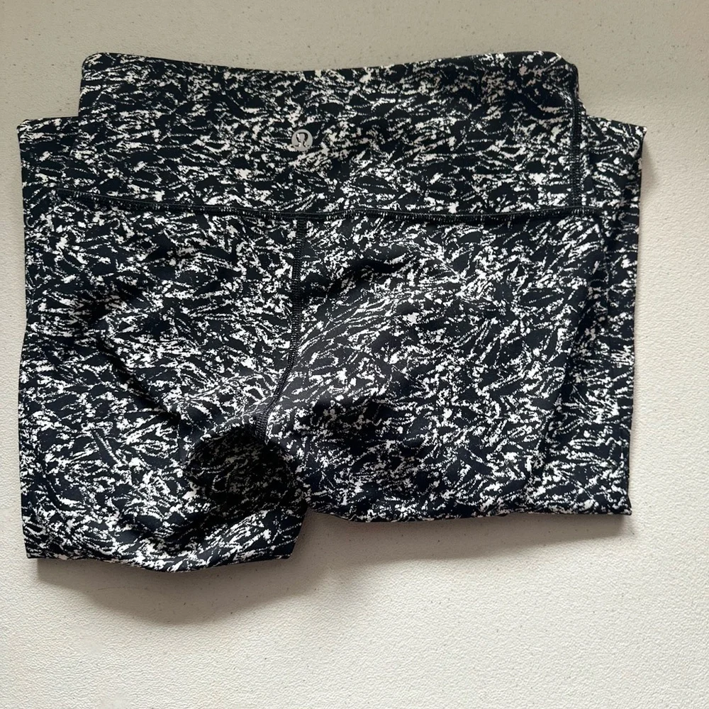 Lululemon Women's Black and White leggings - Picture 4 of 7